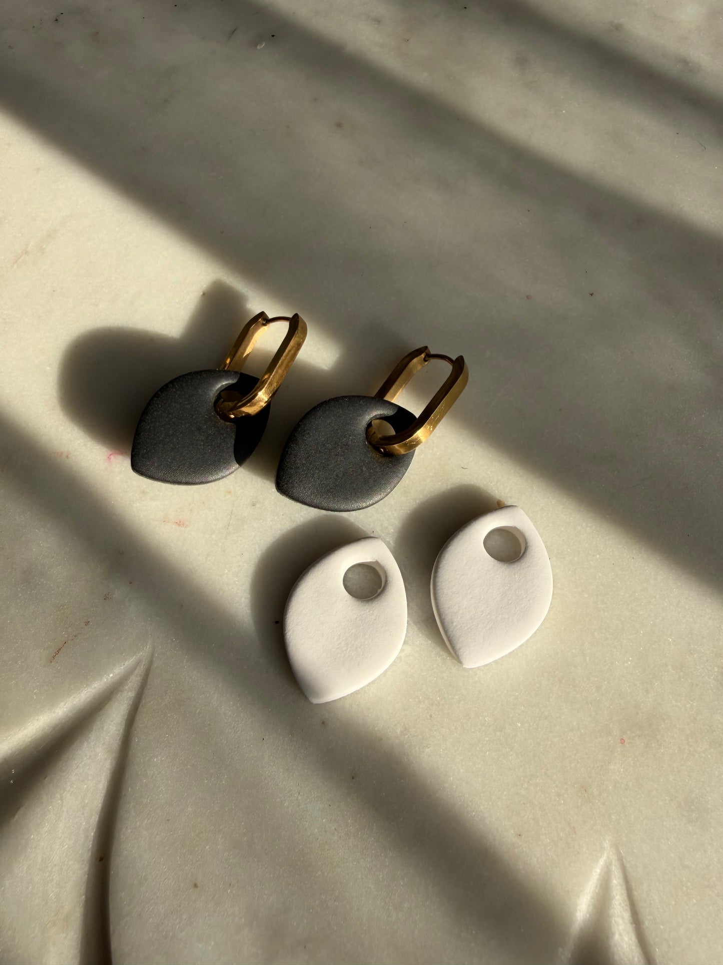 Black & White : Delta Charm Pack (2 Pairs)